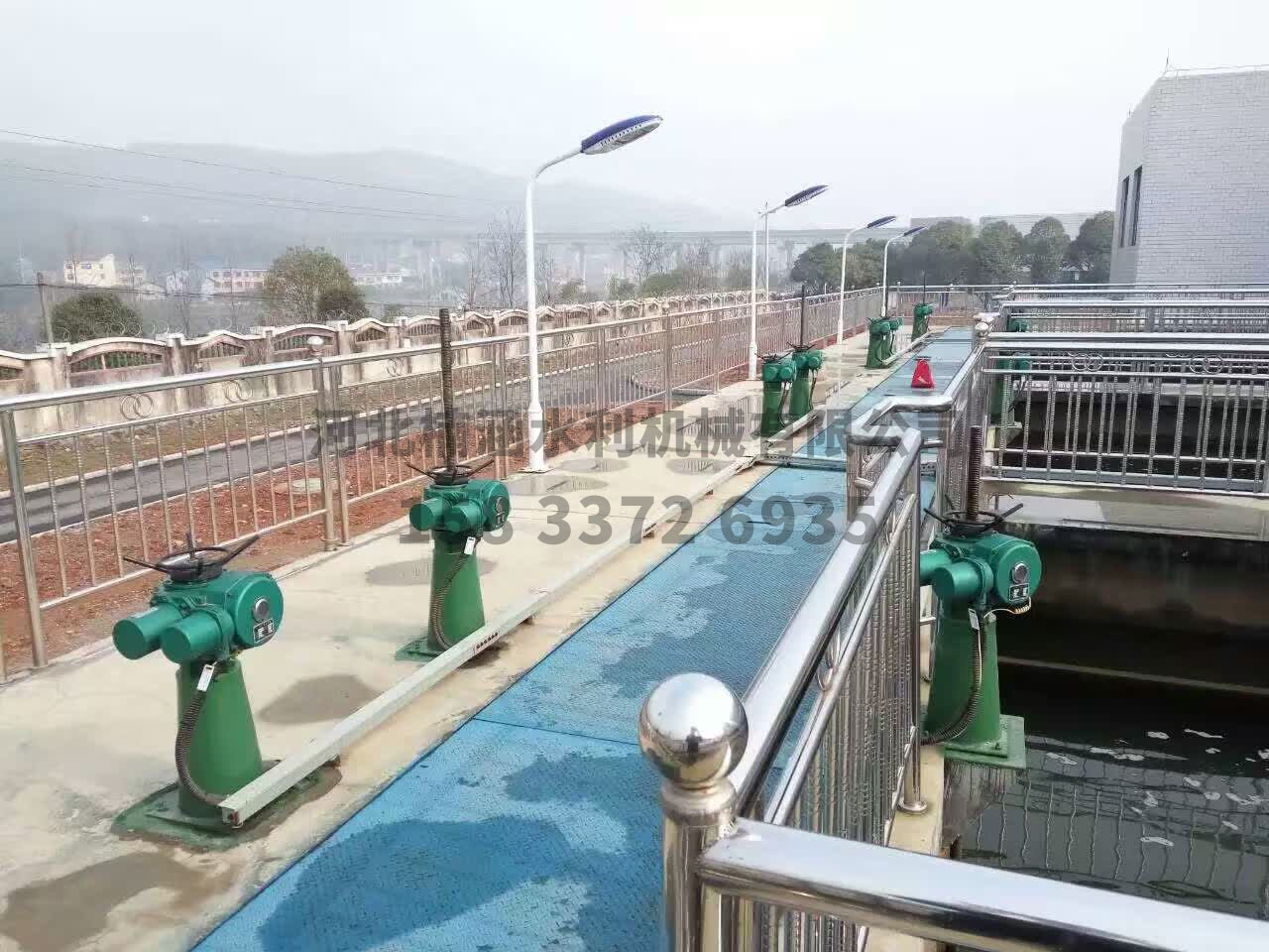 湖北自來水廠手電兩用啟閉機(jī)鑄鐵鑲銅閘門安裝案例